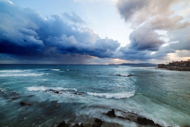 Dramatische lucht boven de kustlijn van alghero