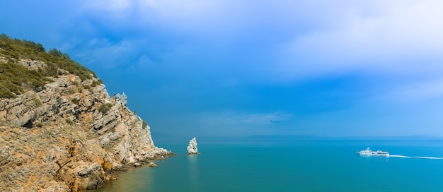 Dramatische lucht boven de rotsachtige kust en de Parus-rots aan de kust van de Zwarte Zee