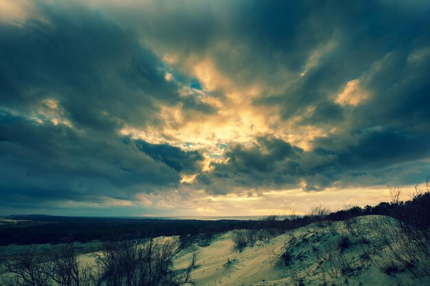 Dramatische lucht boven Parnidis-duin in de herfst Neringa, Litouwen