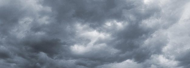 Dramatische lucht met donkere dichte wolken voor een onweersbui