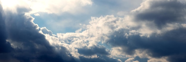 Dramatische lucht met donkere wolken verlicht door de zon