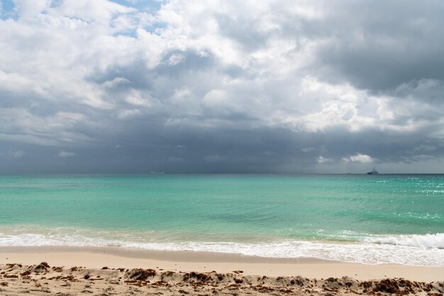 Dramatische lucht met zee- of oceaanwater op het zomerstrand