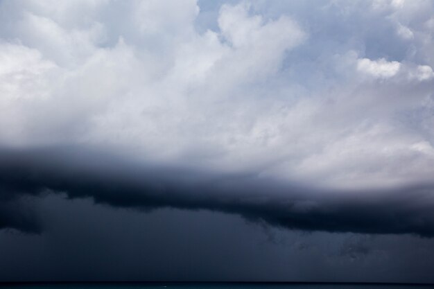 Dramatische lucht voor storm. Blauwe lucht met grote witte wolk.