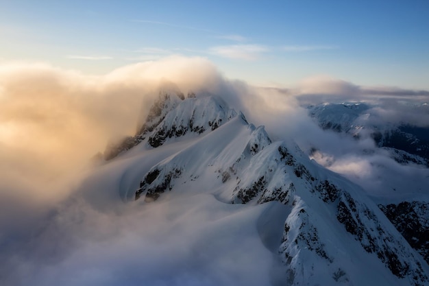Dramatische luchtfoto berglandschap Canadese natuur achtergrond