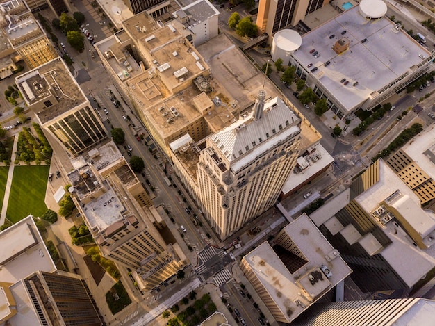 Dramatische luchtfoto van dichtbij van wolkenkrabbers in Oklahoma City recht naar beneden