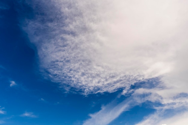 Dramatische moessonwolkvorming in de blauwe lucht