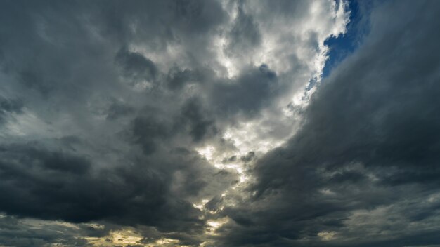Foto dramatische onweerswolken bij donkere hemel