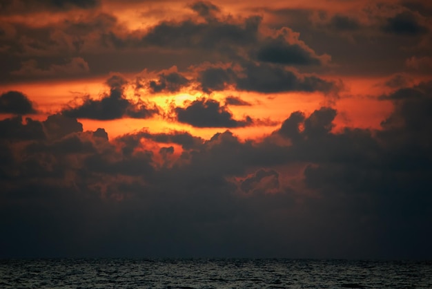 Dramatische oranje avondlucht bij zonsondergang in oranje tinten