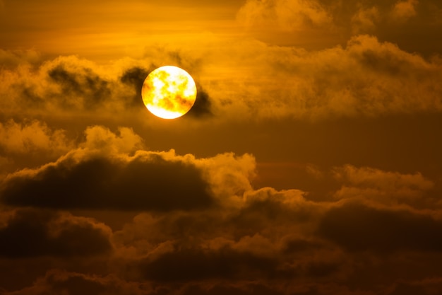 Dramatische oranje zonsondergang
