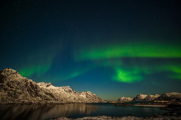 Dramatische poollichten, Aurora borealis boven de bergen in het noorden van Europa