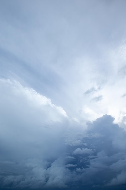 Dramatische regenachtige lucht en donkere wolken