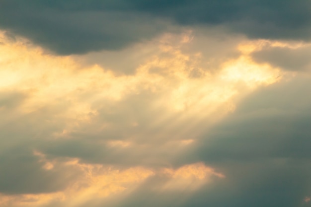 Dramatische schilderachtige kleurrijke luchten met wolk en schilderachtige zonnestralen vóór zonsondergang