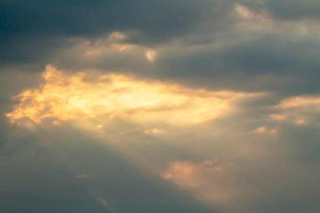 Dramatische schilderachtige kleurrijke luchten met wolk