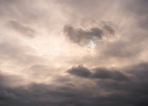 Dramatische wolken aan de hemel