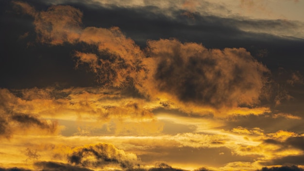 Dramatische wolken verlichtten de opkomst van de zon in de lucht om het weer te veranderen. Natuurlijke meteorologie achtergrond. Majestueus wolkenlandschap