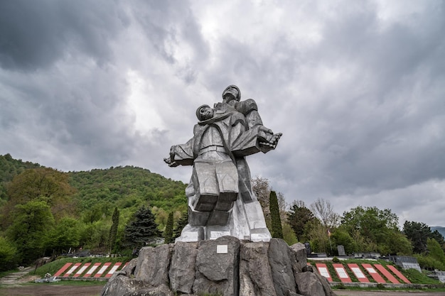 Foto dramatische wolkenformatie die zich achter het monument voor de grote patriottische oorlog in dilijan, armenië beweegt