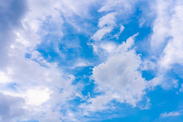 Dramatische wolkenluchtachtergrond Zware regenachtige wolken Prachtig wolkenlandschap Blauwe kleuren