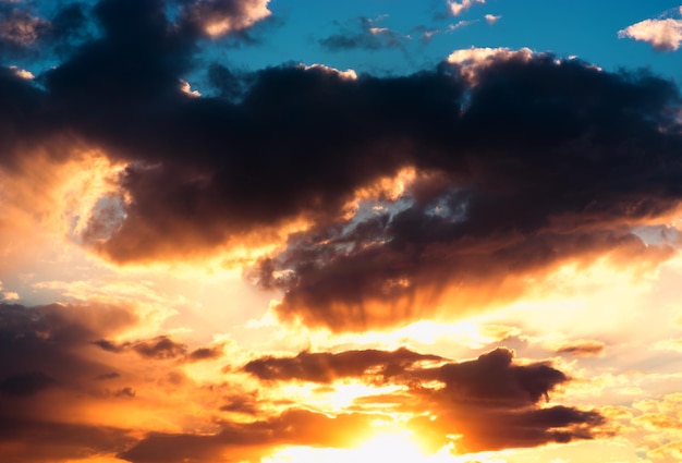 Dramatische zonsondergang cloudscape met zonnestralen achtergrond