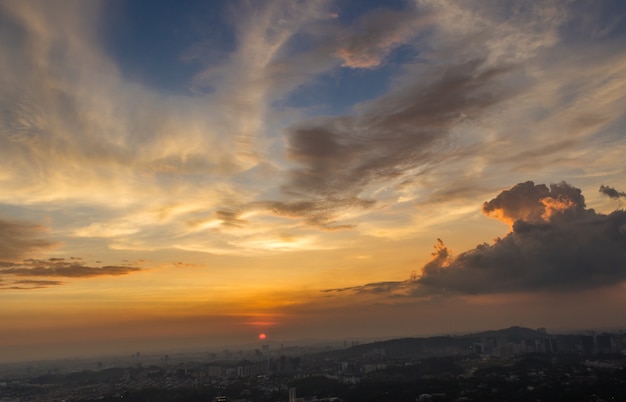 Dramatische zonsondergang en wolken boven Kuala Lumpur