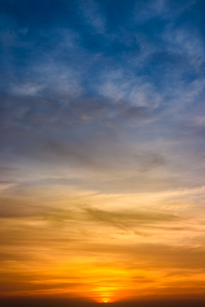 Dramatische zonsondergang en zonsopganghemel en wolken