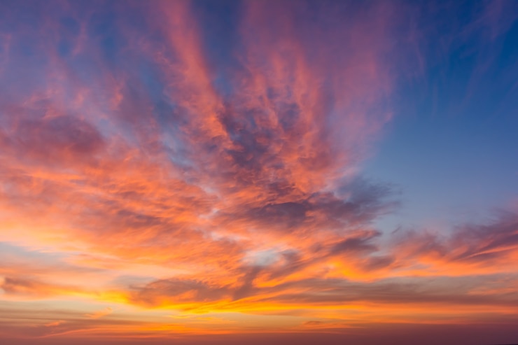 Dramatische zonsondergang en zonsopganghemel