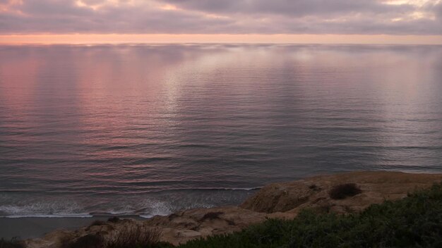 Dramatische zonsondergang hemel en wolken torrey dennen californië kust oceaan zeewater