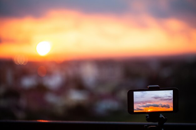 Foto dramatische zonsondergang met de hemel en de wolken van de schemeringkleur.