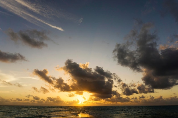 Dramatische zonsondergang over tropisch strand en zee