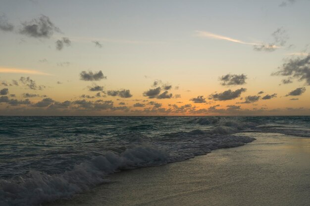 Dramatische zonsondergang over tropisch strand en zee