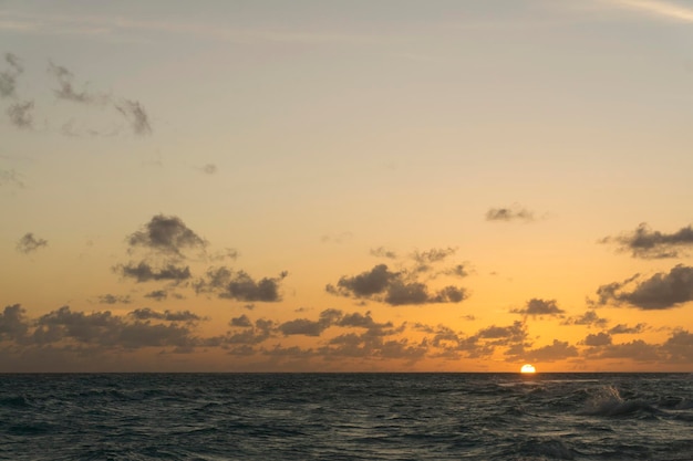 Dramatische zonsondergang over tropische zee