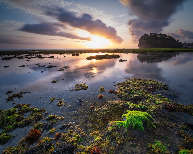 Dramatische zonsonderganghemel bij ngrumput-strand, Yogyakarta, Indonesië. HDR verwerkt