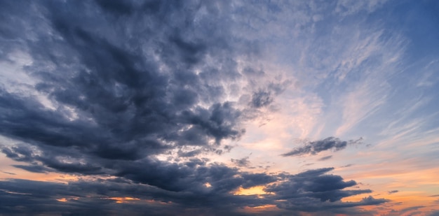 Dramatische zonsonderganghemel met donkere wolken. mooie cloudscape in de schemering.