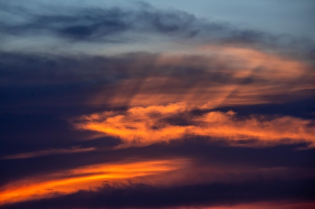 Dramatische zonsopganghemel met wolken