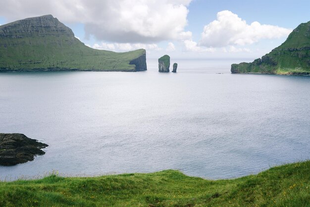 Photo drangarnir and tindholmur faroe islands