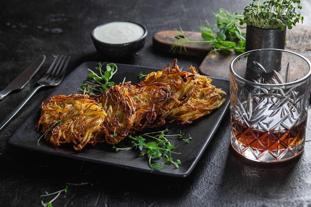 Foto draniki aardappelpannenkoeken met knoflooksaus