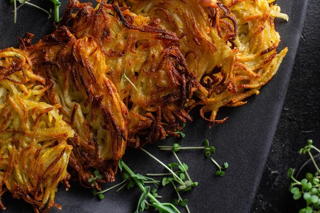 Foto draniki aardappelpannenkoeken met knoflooksaus