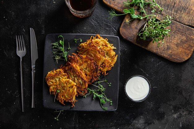 Foto draniki aardappelpannenkoeken met knoflooksaus