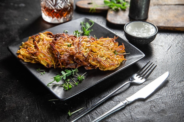 Draniki aardappelpannenkoeken met knoflooksaus