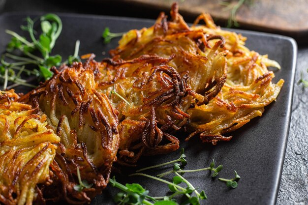 Draniki aardappelpannenkoeken met knoflooksaus