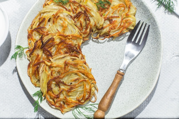 Foto draniki frittelle di patate in una ciotola