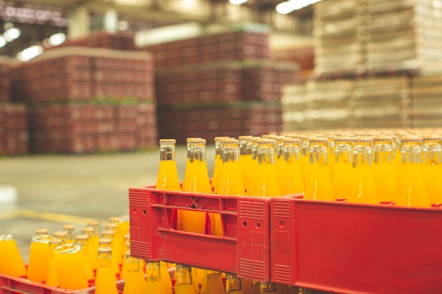 Drank fabriek interieur. Transportband die met flessen voor sap of water stroomt.