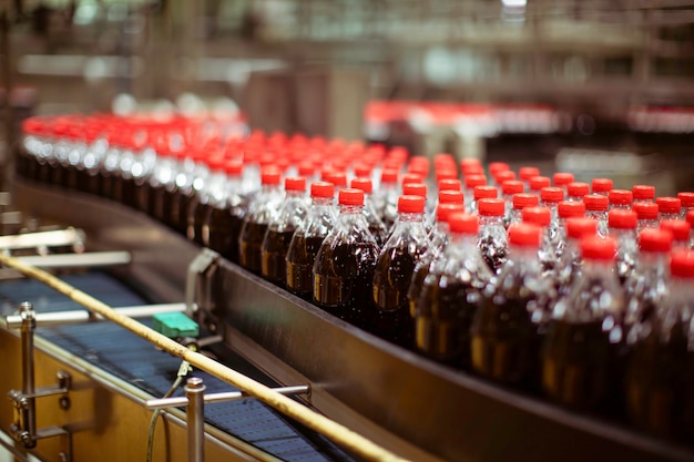 Drank fabriek interieur. Transportband stroomt met flessen voor koolzuurhoudend water.