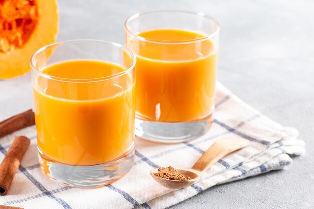 Drank met pompoenen en melk houten achtergrond Lactosevrije pompoenmelk