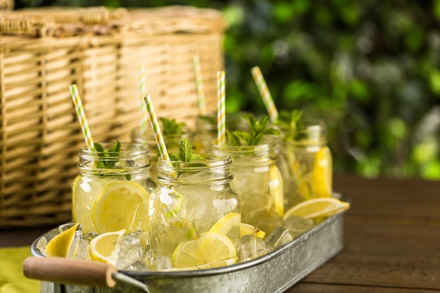 Foto drankdienblad met met ijsthee met citrus.