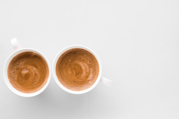 Drankenmenu italiaans espressorecept en biologisch winkelconcept kopje warme franse koffie als ontbijtdrank flatlay kopjes op witte achtergrond