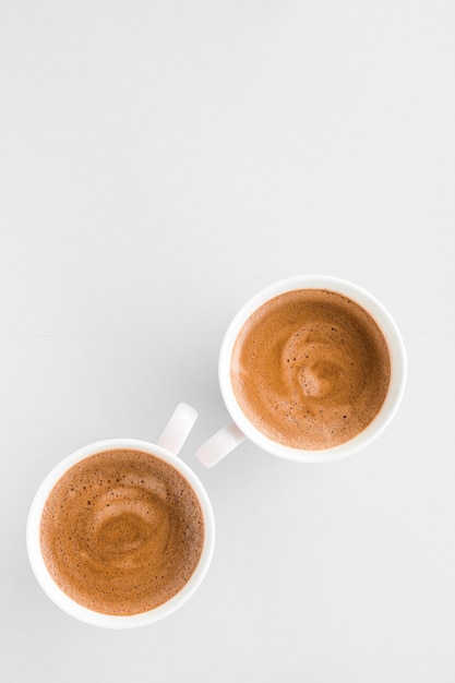 Drankenmenu Italiaans espressorecept en biologisch winkelconcept kopje warme Franse koffie als ontbijtdrank flatlay kopjes op witte achtergrond