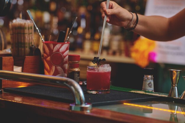 Foto drankjes en bardrankjes aan de bar in een restaurant alcoholische dranken