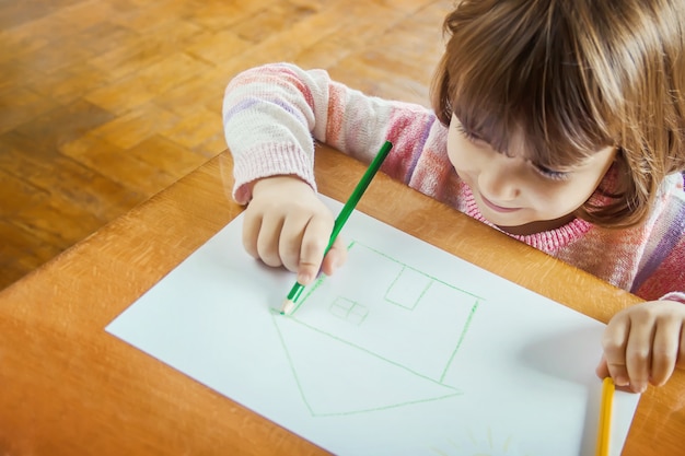 Disegna la famiglia della casa del bambino. messa a fuoco selettiva bambini.