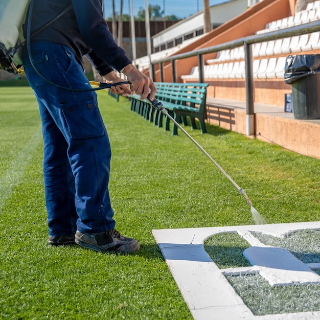 Disegna lettere sull'erba in bianco su un modello. il nome del campo di calcio sull'erba