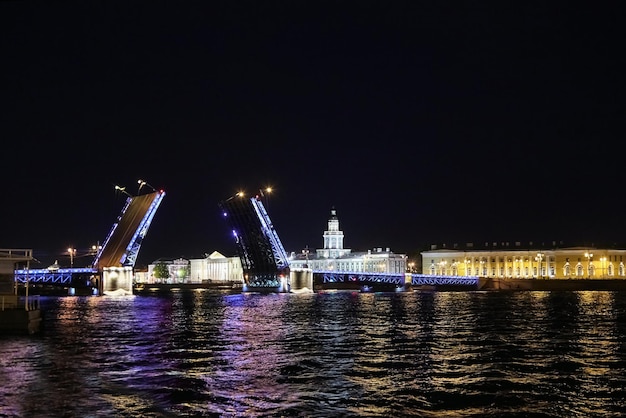 夜のネヴァ川にかかる跳ね橋 ライトアップされた宮殿橋の夜 サンクトペテルブルク ロシア